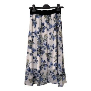 Knee length floral skirt. Lularoe. 
XXS Lola.